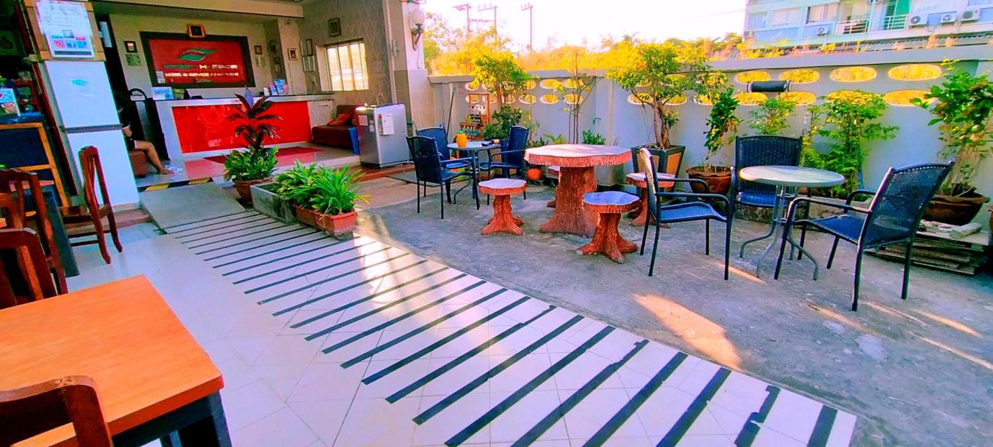 Green Harbor Hotel & Service Apartment Patong Екстер'єр фото